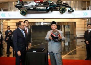 Momen Pecah Tawa Prabowo dan Anwar Ibrahim, Gara-gara Pajangan Mobil F1