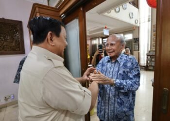 Momen Penuh Hormat Prabowo ke Emil Salim: Minta Maaf Saya Baru Datang Sekarang