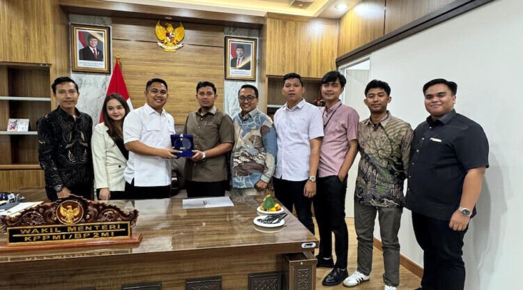 Tim Serambi Law Firm melakukan kunjungan silaturahmi ke Wakil Menteri Pelindungan Pekerja Migran Indonesia (Wamen P2MI), Dzulfikar Ahmad Tawalla, pada Senin (6/1) di ruang kerja Wamen P2MI. Kegiatan ini dihadiri oleh Managing Partners Serambi Law Firm, Rahmat Hijjir, SH, CLA, CTA, dan Affandi Affan, SH, MH, CTA, yang didampingi oleh tim advokat dan paralegal.