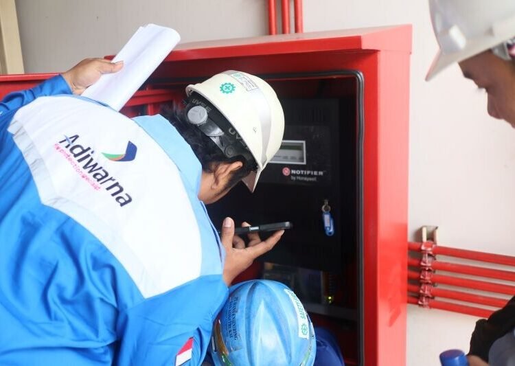 PT Adiwarna Anugerah Abadi Tbk (NAIK), Perusahaan di industri proteksi kebakaran, optimis menghadapi tahun 2025 dengan strategi pertumbuhan proaktif. Setelah pencapaian solid di 2024, perusahaan menargetkan kontrak baru senilai Rp 300 miliar dengan fokus pada efisiensi, digitalisasi, serta ekspansi ke sektor strategis seperti pembangkit listrik, pusat data, dan pabrik baterai kendaraan listrik.