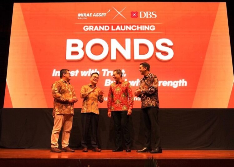 Direktur Mirae Asset Tomi Taufan, CEO Mirae Asset Tae Yong Shim, Presiden Direktur PT Bank DBS Indonesia Lim Chu Chong, dan Direktur Global Financial Markets PT Bank DBS Indonesia Puneet Punj pada peluncuran M-STOCK Online Retail Bond di Jakarta, Selasa (27/2/2025). Instrumen investasi hasil kolaborasi Mirae Asset dan Bank DBS Indonesia ini adalah obligasi pemerintah yang dipasarkan kepada investor ritel, untuk mempermudah akses ke Surat Berharga Negara (SBN) konvensional dan Surat Berharga Syariah Negara (SBSN/sukuk negara), yang dikenal memiliki risiko rendah dan dijamin oleh undang-undang.