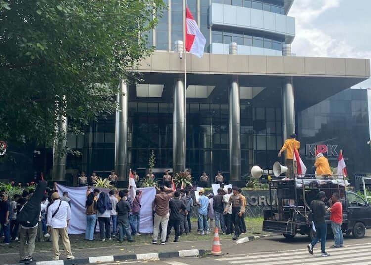 Aliansi BEM NKRI menggelar aksi demonstrasi di depan Gedung Komisi Pemberantasan Korupsi (KPK) pada Senin (24/2/25) pukul 10.00 WIB.