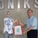 Pengurus DNIKS Tria Desi Sapoetra memberikan bingkisan kepada Ketua Perhimpunan Penyandang Disabilitas Indonesia (PPDI), Bambang/foto: eko