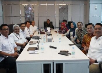 Emak-emak Gelar Aksi Damai di PN Jaksel, Semangati Hasto Kristiyanto dan Djuyamto Hakim Praperadilan