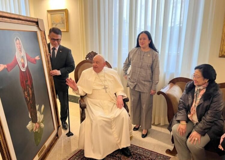 Presiden Kelima RI yang juga Ketua Umum PDI Perjuangan (PDIP) Prof.Dr.(HC) Megawati Soekarnoputri menyerahkan sebuah lukisan Bunda Maria yang dipigura dengan tinggi 176 cm dan lebar 120 cm kepada Pemimpin Umat Katolik Dunia Paus Fransiskus di Istana Apostolik, Vatikan, Jumat (7/2/2025) sore, waktu setempat.