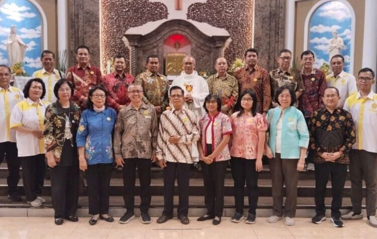 Ketua Presidium PP ISKA Luky A Yusgiantoro (atas, ketiga dari kiri) berfoto bersama setelah pelantikan DPC ISKA Pekalongan