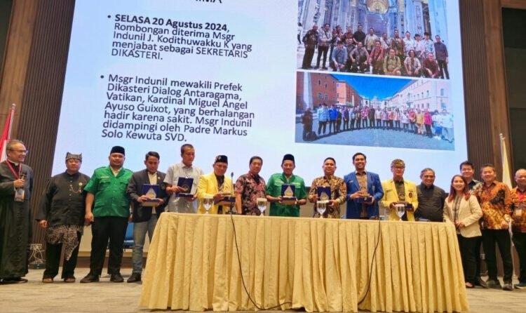 Tujuh Ketum Ormas Pemuda Lintas Agama foto bersama Ketua Komisi HAK KWI, Mgr Christophorus Tri Harsono, Sekretaris Kom HAK KWI Rm Aloysius Budi Purnomo Pr, Romo Damianus Fadjar Tedjo Soekarno Pr (Keuskupan Malang), Herman Handoko (CEO PT Finansial Integrasi Teknologi/Pinjam Modal), Erben Noerman (COO PT Mitra Rukun Sejati)Asni Ovier Dengen Paluin (Ketua PWKI) dan Mercy Tirayoh (Wakil Ketua PWKI), usai pemberian anugerah Sehati Seperjalanan di KWI, Jakarta, Selasa (25/2/2025
