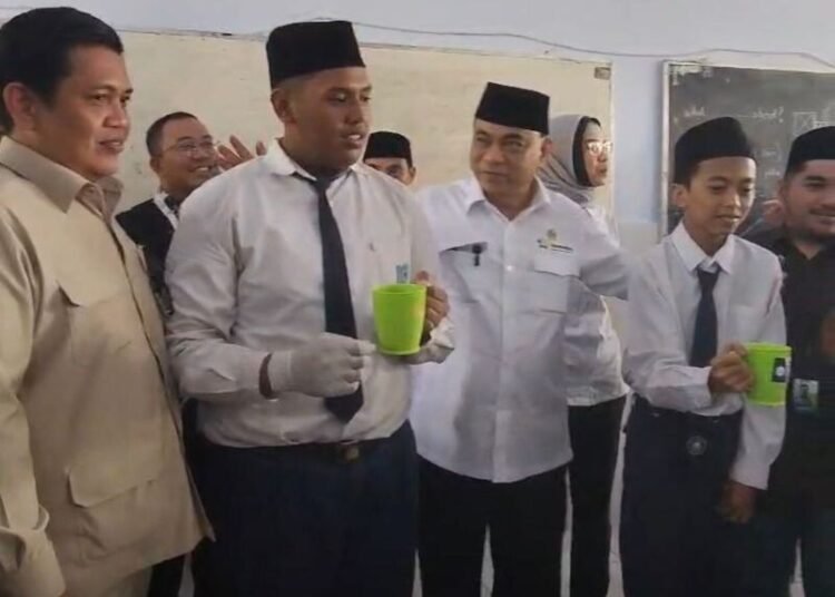 Menteri Koperasi (Menkop) Budi Arie Setiadi berkunjung ke Uji Coba Susu Koperasi dalam Program Makan Bergizi Gratis (MBG) di Kabupaten Malang Selasa, 25 Februari 2025, .