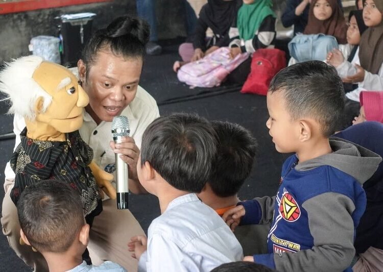 Antusiasme anak-anak dari Rumah Peradaban Banten pada acara "Berbagi Cerita: Kebersamaan dalam Keberagaman" yang diselenggarakan oleh PT NS BlueScope Indonesia di Cilegon, Rabu (5/3/2025).