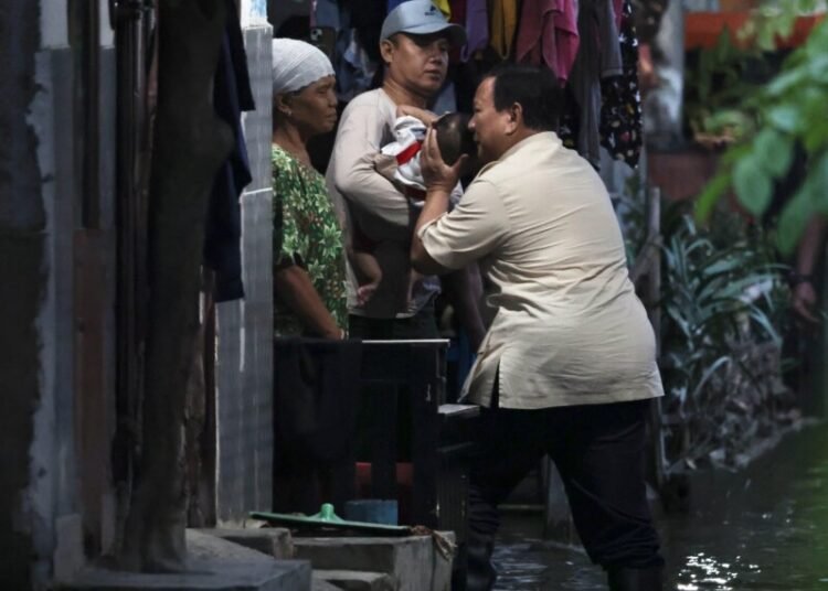 Presiden RI Prabowo Subianto mengunjungi masyarakat yang terdampak bencana banjir di Kampung Tambun Inpres, Desa Buni Bakti, Kecamatan Babelan, Kabupaten Bekasi, Sabtu (8/3) untuk mengecek langsung keadaan para warga dan memberikan dukungan moril.