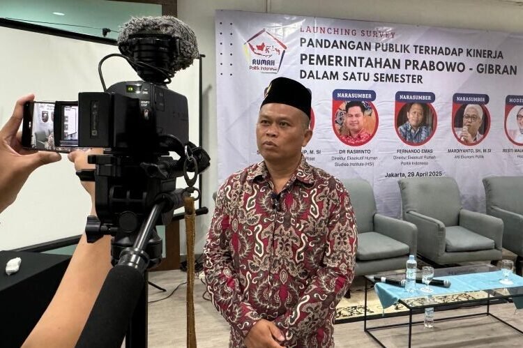 Direktur Eksekutif Rumah Politik Indonesia, Fernando Emas dalam peluncuran hasil survei bertajuk Pandangan Publik Terhadap Kinerja Pemerintahan Prabowo-Gibran dalam Satu Semester' di kawasan Semanggi, Jakarta, Selasa (29/4/2025).
