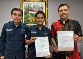 Iwakum Gandeng Ronny Talapessy Teken MoU Perlindungan Hukum bagi Wartawan