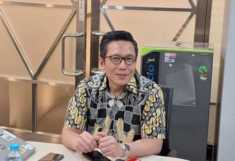 Direktur Pengembangan PT Bursa Efek Indonesia (BEI) Jeffrey Hendrik berbincang dengan rekan-rekan media di Press Room BEI, Jakarta, Rabu (09/04/2025)/PHOTODOK ANTARA