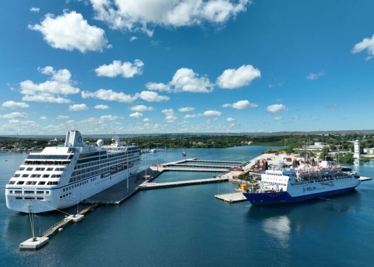 Kapal pesiar mewah MS Insignia kembali bersandar di pelabuhan Waingapu, Kabupaten Sumba Timur Nusa Tenggara Timur (NTT) Senin (28/4/2025)/photo: Budian Algadrie