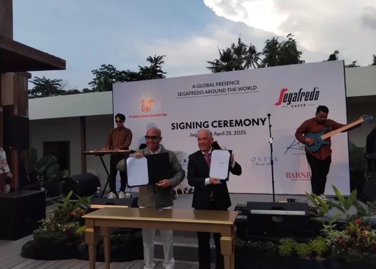 Presiden Direktur PT Indo Boga Sukses Tbk Edi Nugroho dan Chief Operation Officer (COO) dari Segfredo Zanetti Espresso Worldwide Ltd, Hubbert Hahn saat menandatangani MUO di Kims Bar & Kitchen, Sleman