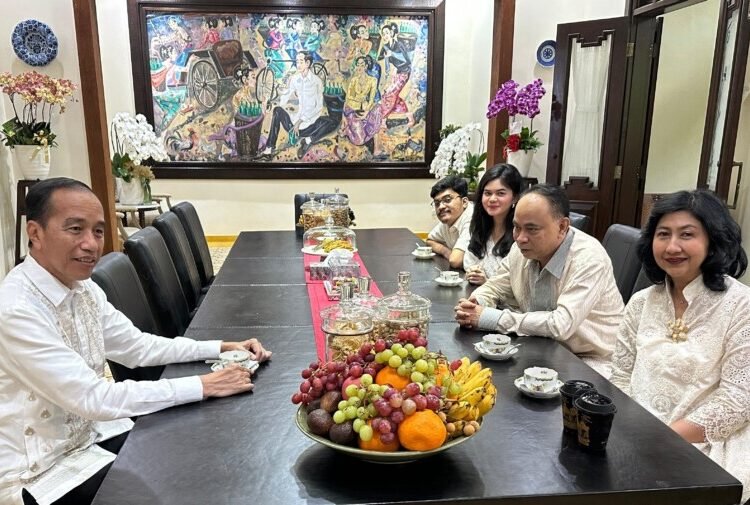 Menteri Koperasi, Budi Arie Setiadi saat bersilaturahmi dengan Mantan Presiden Joko Widodo di Solo, Selasa (1/4)