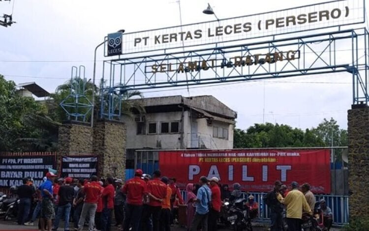 Aksi eks karyawan PT Kertas Leces menuntut haknya/photo dok Pakar Leces