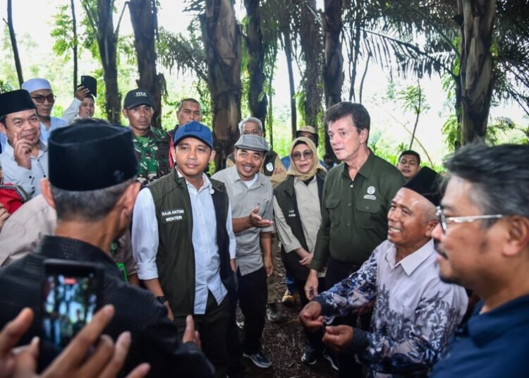 Menteri Kehutanan (Menhut) Raja Juli Antoni melakukan peninjauan Kebun Aren di Dusun Cisarua, Garut.