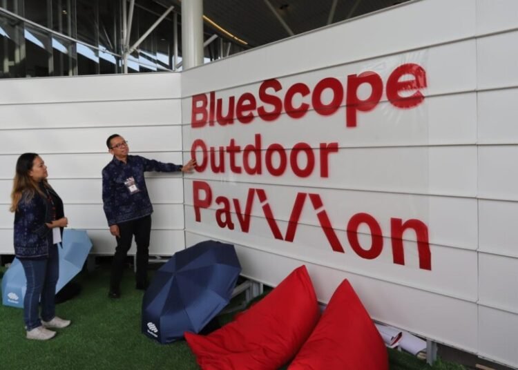 (Ki-ka) Marketing Manager PT NS BlueScope Indonesia Monika Frederika dan VP Marketing & Sales PT NS BlueScope Indonesia Irfan Fauzie mengunjungi instalasi arsitektur bertema Performative Archipelago yang menggunakan material COLORBOND®️ dari BlueScope dalam gelaran ARCH:ID 2025 di ICE BSD, Tangerang, Jumat (9/5/2025).