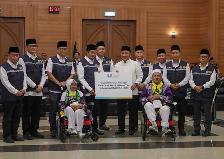 PT Bank Syariah Indonesia Tbk (BSI) bersama Kementerian Agama (Kemenag) RI melakukan pelepasan jemaah haji 1446 Hijriah keberangkatan kloter pertama di Asrama Haji Embarkasi Jakarta, Pondok Gede, Jakarta Timur.