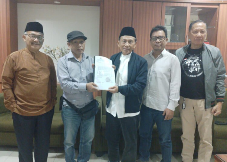 Ketua umum Dewan Nasional Indonesia untuk Kesejahteraan Sosial (DNIKS), Effendy Choirie usai menerima kedatangan Ketua umum Komite Masyarakt Kemayoran (KMK), Moch Taruna Aji dan Sekjen Febri Hutabarat di Kantor DNIKS, Jakarta, Jumat (23/5/2025)