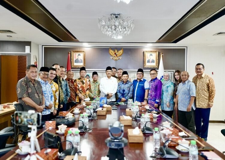 Menteri Sosial Saifullah Yusuf mendorong Dewan Nasional Indonesia untuk Kesejahteraan Sosial (DNIKS) untuk memperkuat pemahaman soal masalah-masalah kesejahteraan sosial di lapangan yang menjadi program pemerintah.