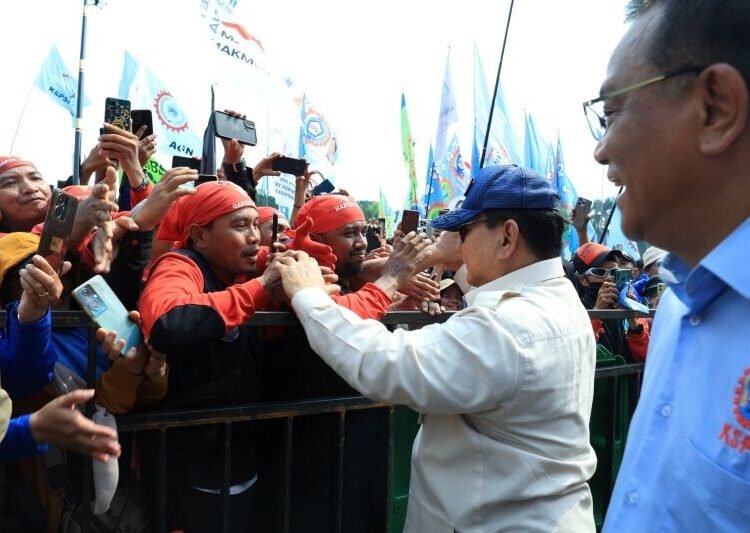 Dalam momen peringatan Hari Buruh Internasional yang berlangsung meriah di Lapangan Monas, Jakarta, Kamis (1/5), Presiden RI Prabowo Subianto menyampaikan dukungannya terhadap usulan penetapan aktivis buruh Marsinah sebagai pahlawan nasional.