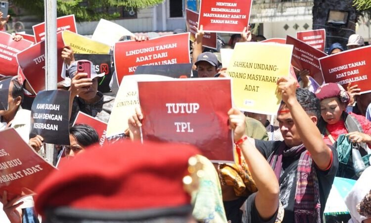 Ratusan Masyarakat Adat, petani, mahasiswa, dan organisasi masyarakat sipil yang tergabung dalam Aliansi Gerakan Rakyat Tutup TPL menggelar aksi solidaritas di depan Kantor DPRD dan Kantor Bupati Tapanuli Utara.