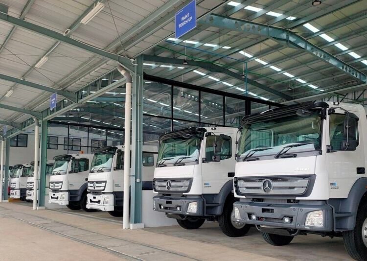Menteri Perindustrian (Menperin) Agus Gumiwang Kartasasmita meresmikan pabrik Baru PT Daimler Commercial Vehicles Manufacturing Indonesia (PT DCVMI) yang memproduksi Mercedes Benz yang berlokasi di di Kawasan Industri Delta Silicon 8, Cikarang, Jawa Bara