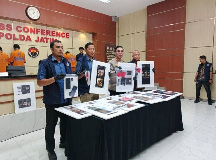 Polda Jatim merilis kasus pornografi anak lewat dunia maya.