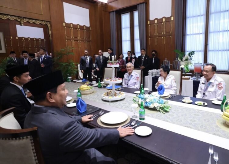 Presiden Republik Indonesia Prabowo Subianto berbincang akrab dengan Presiden ke-5 RI, Megawati Soekarnoputri,