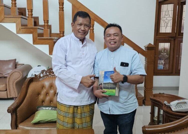 Prof. Ali Agus (kiri), sosok akademisi yang kini ... ngunan peternakan Indonesia 10 tahun ke depan