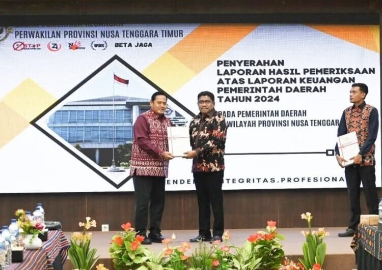 Bupati sumba timur Umbu Lili Pekuwali saat menerima penghargaan prestasi WTP dari BPK Perwakilan NTT