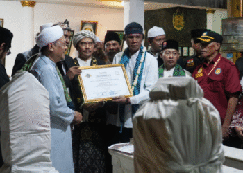 H. Hercules diangkat menjadi Abah Maung Jakarta di Makam Kramat Tubagus Angke