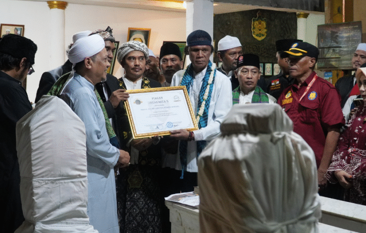 H. Hercules diangkat menjadi Abah Maung Jakarta di Makam Kramat Tubagus Angke