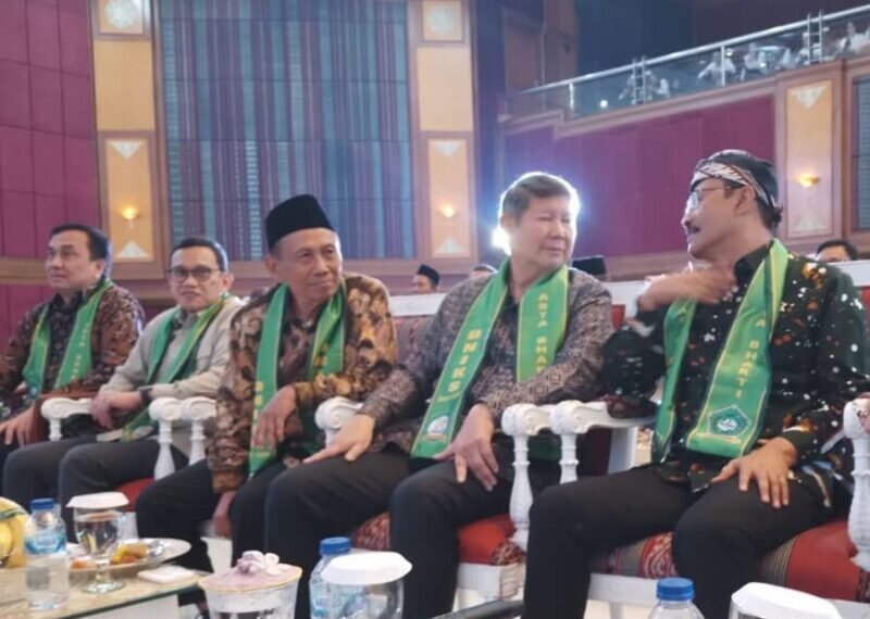 Kanan ke kiri, Mensos H Saifullah Yusuf, Ketua Badan Penasehat DNIKS Hashim Djojohadikusumo