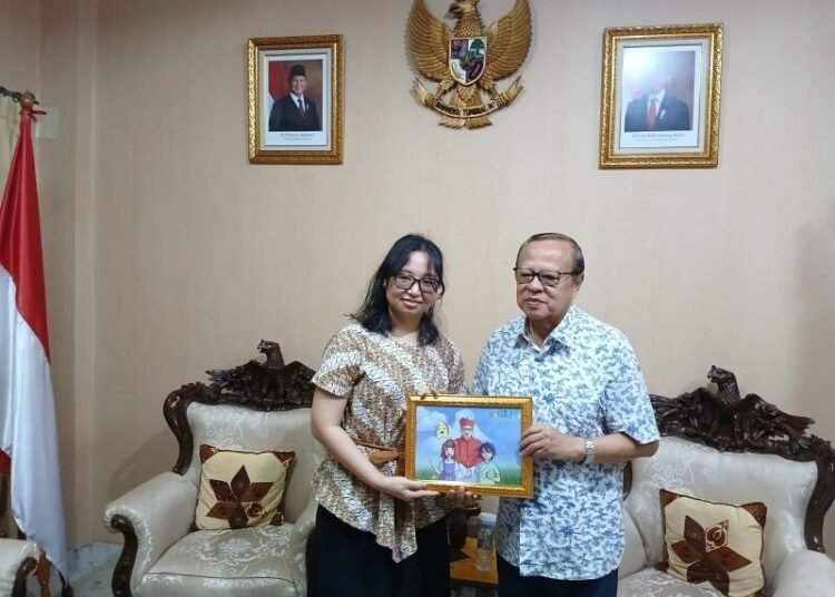 Art Director Sanctory Brigitta Maria Loisa menyerahkan lukisan karya tim kepada Uskup Agung Jakarta, Ignatius Kardinal Suharyo di Wisma KAJ, Senin (28/7/2025). Kardinal Suharyo mendukung karya katekese visual bagi anak-anak Katolik dalam menjawab tantangan dalam pendampingan iman anak.