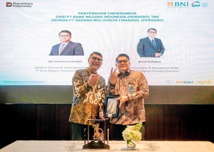 penandatanganan perjanjian kerjasama antara GM Wholesale Transaction Product & Partnership BNI I Gede Widya Ananta Yoga dan Direktur Keuangan & Manajemen Risiko SMF Bonai Subiakto di Bandung, Rabu (6/8/2025)