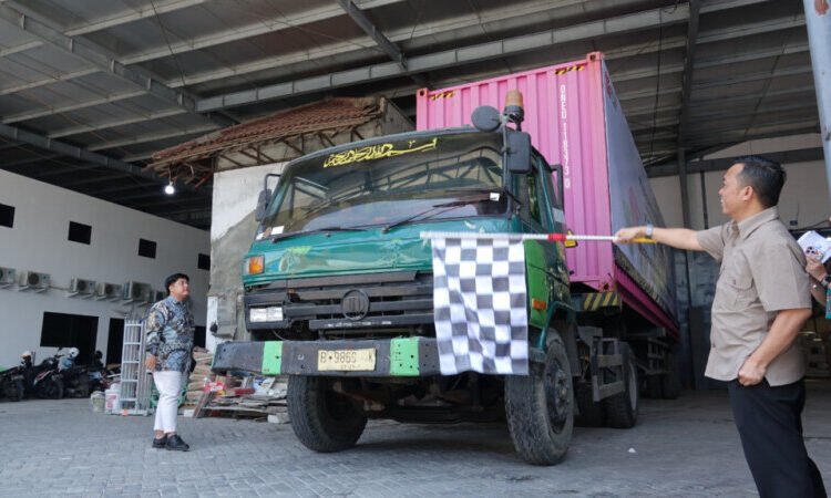 Kementerian Perdagangan melepas ekspor perdana peralatan rumah tangga dari plastik yang diproduksi PT Benteng Mas Persada (BMP) ke Guyana senilai USD 23 ribu atau setara Rp374 juta di Surabaya, Jawa Timur pada Jumat, (15/8