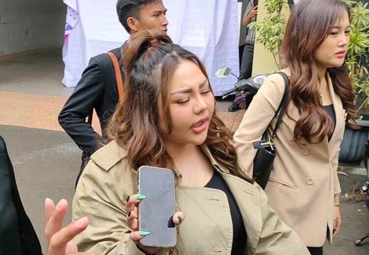 Selebgram Lisa Mariana (tengah) menemui awak media di Gedung Bareskrim Polri, Jakarta Selatan, Kamis (7/8/2025).