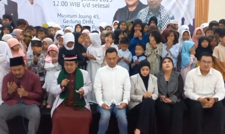 Calon Ketua Umum Ikatan Alumni Universitas Indonesia (ILUNI UI) 2025-2028, Boni Hargens menggelar doa bersama anak-anak yatim di Gedung Juang, Menteng, Jakarta Pusat pada Kamis, 21 Agustus 2025.