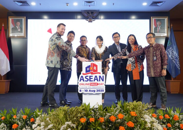 Menteri Perdagangan, Budi Santoso bersama Wakil Menteri Perdagangan, Dyah Roro Esti meluncurkan ASEAN Online Sale Day (AOSD) 2025 yang digelar di Jakarta, Kamis (7 Agt). AOSD tahun ini mengusung tema “A Click to Prosperit