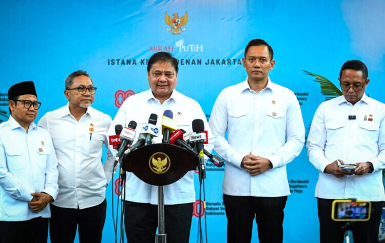 Menteri Koordinator Bidang Perekonomian Airlangga Hartarto, Menteri Koordinator Bidang Infrastruktur dan Pembangunan Kewilayahan Agus Harimurti Yudhoyono, Menteri Koordinator Bidang Pemberdayaan Masyarakat Abdul Muhaimin Iskandar, Menteri Koordinator Bidang Pangan Zulkifli Hasan, dan Kepala Kantor Komunikasi Kepresidenan Hasan Nasbi memberikan keterangannya setelah Sidang Kabinet Paripurna di Istana Kepresidenan, Jakarta, pada Kamis, 7 Agustus 2025.
Read more: https://setkab.go.id/ekonomi-ri-tumbuh-512-termasuk-tertinggi-di-g20-dan-asean/