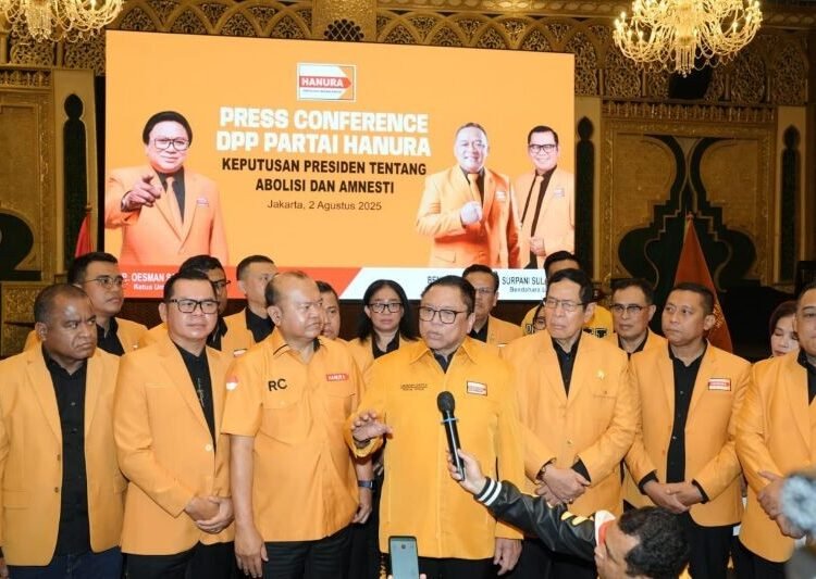 Ketua Umum Partai Hanura Oesman Sapta Odang (OSO) saat konferensi pers DPP Partai Hanura soal Keputusan Presiden tentang Abolisi dan Amnesti, Jakarta, Sabtu (2/7/2025).