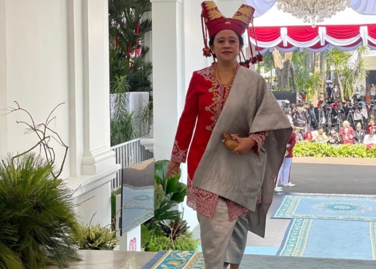 Saat menghadiri upacara detik-detik Proklamasi untuk HUT ke-80 RI di Istana Merdeka, Puan mengenakan pakaian adat Minangkabau, Sumatera Barat, yang dikenal dengan nama Bundo Kanduang