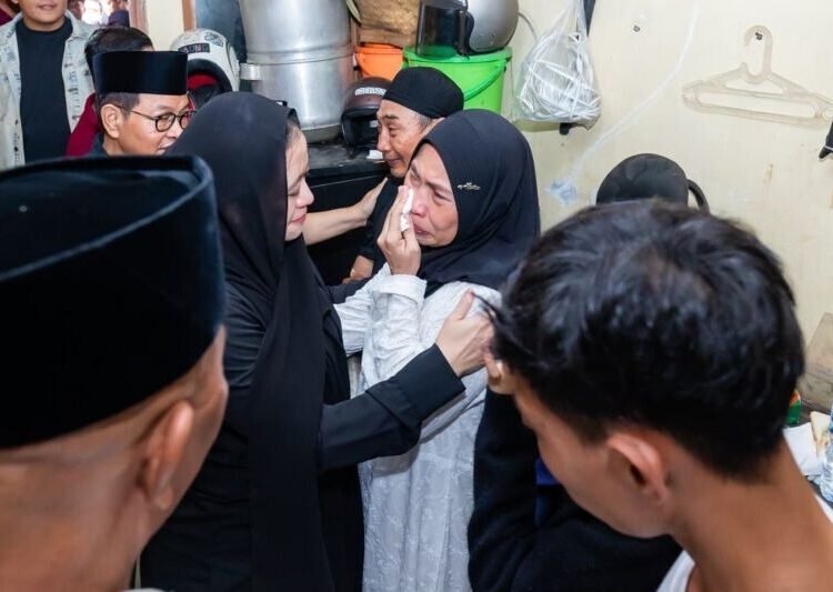 Ketua DPR RI Puan Maharani melakukan takziah ke rumah keluarga almarhum Affan Kurniawan, pengemudi ojek online (ojol) yang meninggal dunia setelah dilindas kendaraan rantis Brimob dalam aksi demonstrasi di Pejompongan, Jakarta Pusat.