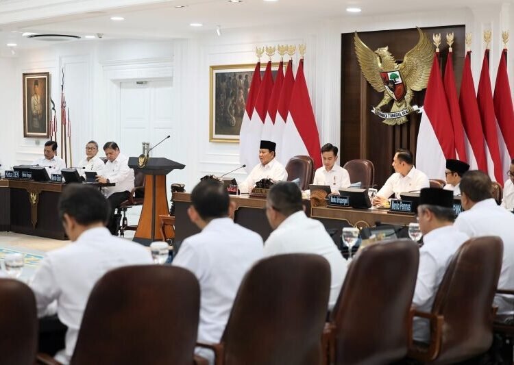 Presiden Prabowo Subianto memimpin Sidang Kabinet Paripurna ke-8 pemerintahan Kabinet Merah Putih yang digelar di Ruang Sidang Kabinet, Istana Kepresidenan Jakarta, pada Rabu, 6 Agustus 2025.