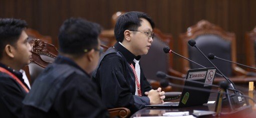Deni Daniel selaku kuasa hukum Pemohon menjelaskan pokok permohonannya pada sidang panel pendahuluan uji materiil Undang-Undang Nomor 31 Tahun 1999 tentang Pemberantasan Tindak Pidana Korupsi, Jumet (01/08) di Ruang Sidang MK. Foto Humas/Ifa.