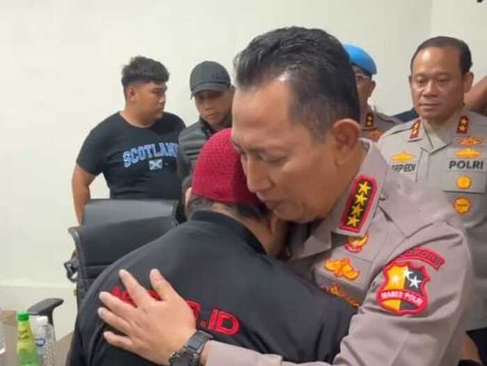 Kapolri Jenderal Listyo Sigit Prabowo meminta maaf dipelukan keluarga Affan Kurniawan, korban tewas terlindas kendaraan taktis (rantis) Brimob.