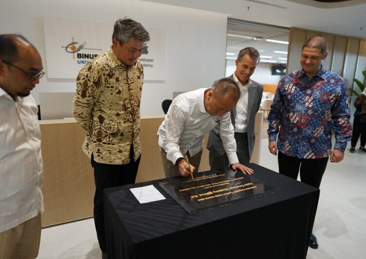 Menteri Perindustrian Agus Gumiwang Kartasasmita saat berkunjung ke Apple Developer Academy @BINUS Bali, Kamis (4/8).